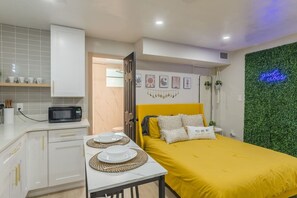 1 slaapkamer, een bureau, een strijkplank/strijkijzer, wifi