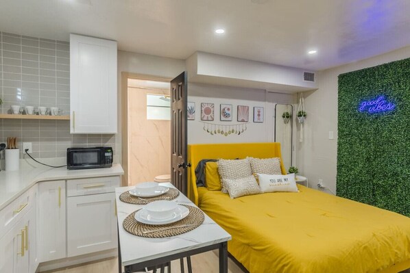 Työpöytä, silitysrauta/-lauta, Wi-Fi, vuodevaatteet