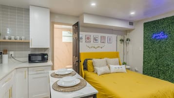 1 bedroom, desk, iron/ironing board, WiFi
