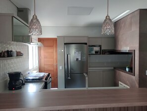 Family House, Patio | Private kitchen | Full-size fridge, microwave, oven, stovetop - Casa para veraneio em Torres (Torres)
