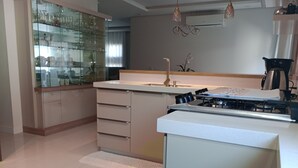 ファミリー ハウス パティオ | 専用キッチン | 大型冷蔵庫、電子レンジ、オーブン、コンロ