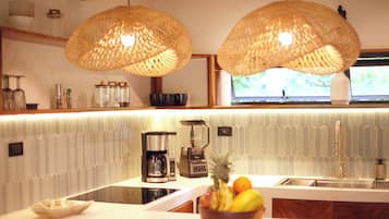 Kühlschrank, Herdplatte, Wasserkocher mit Kaffee-/Teezubehör, Toaster