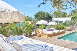 Utendørsbasseng og et oppvarmet basseng