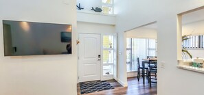 Interior - Cozy , Pet Friendly 2 Bedroom / 1 Bathroom, Just 5 minutes from the Beach! (Seminole)