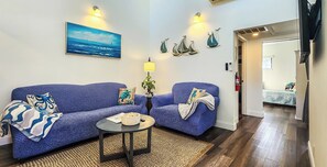 Smart TV - Cozy , Pet Friendly 2 Bedroom / 1 Bathroom, Just 5 minutes from the Beach! (Seminole)