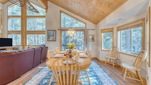 A cozy dining area with a wooden table, chairs, and a rug. - Hansel by Avantstay Pool Table, 5mins to Skiing (Truckee)