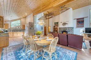 House (4 Bedrooms) | Interior - Hansel by Avantstay Pool Table, 5mins to Skiing (Truckee)