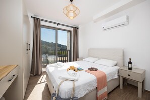 5 bedrooms, iron/ironing board, WiFi, bed sheets