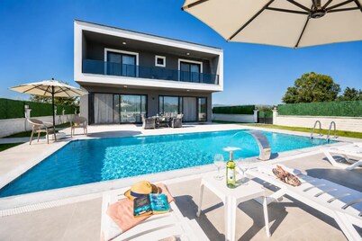 Villa Grand Yasar 4 - Four Bedroom Villa, Sleeps 8