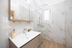 Suihku, hiustenkuivaaja, pyyhkeet