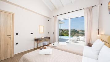 Une chambre dotée d’un grand lit, d’un bureau, d’une chaise et offrant une vue sur une piscine et un paysage.