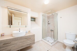 Regadera, secadora de cabello, toallas 