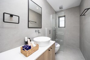 Dusche, Haartrockner, Handtücher