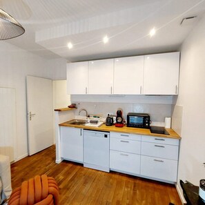 Fridge, oven, dishwasher, coffee/tea maker