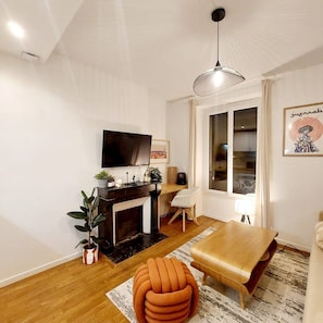 TV, fireplace