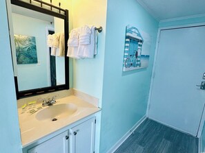Hair dryer, towels, soap, toilet paper - Cozy and charming apartment in Myrtle Beach (Myrtle Beach)