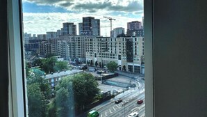 A cityscape with high-rise buildings, a busy road, and a clear sky. - London Apartment Oasis - Close to City Center (London)