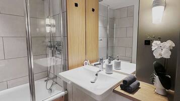 Apartment | Bathroom | Shower, hair dryer, towels