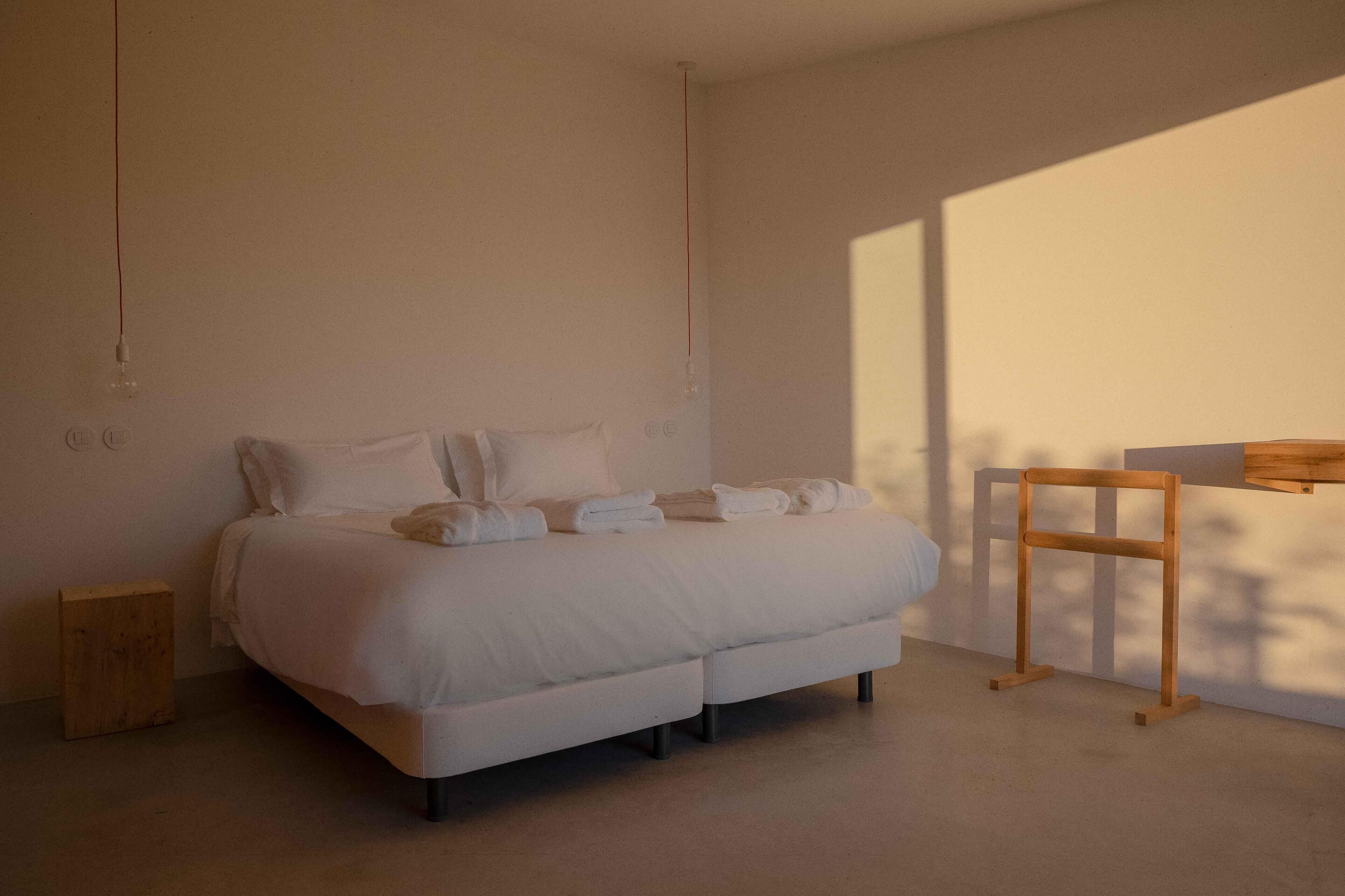 Ylelliset vuodevaatteet, tallelokero huoneessa, pimennysverhot