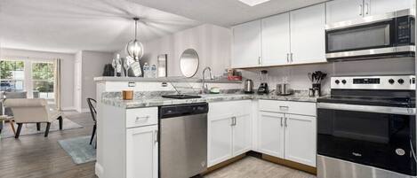 Geladeira, micro-ondas, fogão, cooktop