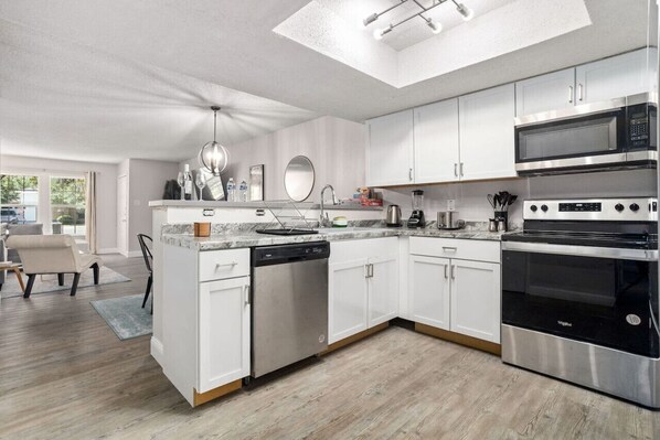 Køleskab, mikrobølgeovn, ovn, kogeplade