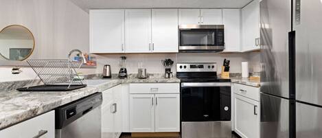 Refrigerador, microondas, horno y parrilla de estufa