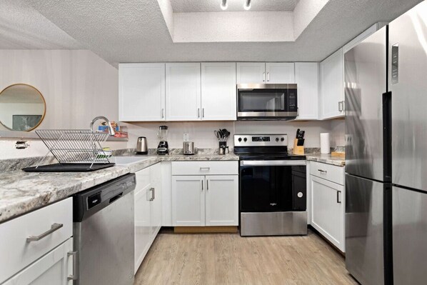 Réfrigérateur, micro-ondes, four, plaque de cuisson