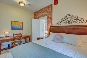 2 habitaciones, escritorio, tabla de planchar con plancha y wifi gratis 
