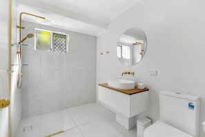 Shower, hair dryer, shampoo - Cedar Villa: A Designer Pool House by the Beach (Palm Cove)