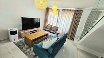 Apartment, 3 Bedrooms, Non Smoking, Patio | Living area