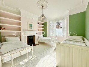 2 makuuhuonetta, työpöytä, silitysrauta/-lauta, vauvan matkasänky