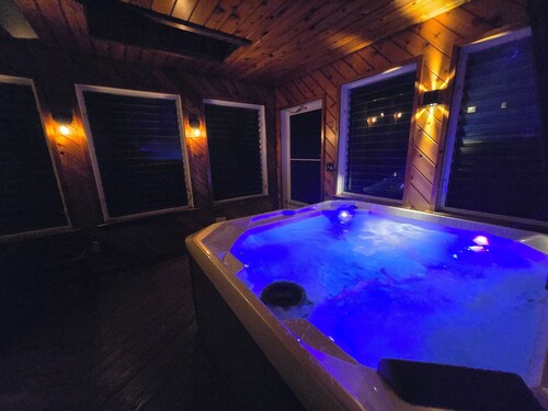 Arcade + Hot Tub Retreat Sleeps 8 Near WPAFB
