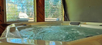 Home w/ Private Cedar Hot Tub Room Arcade Pinball near The Greene Fraze Pavilion