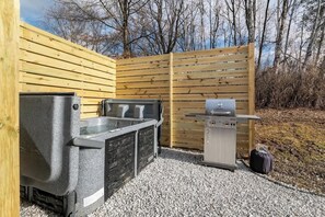 Outdoor spa tub - The Gallery House- Hot Tub and Designer Home (Ithaca)