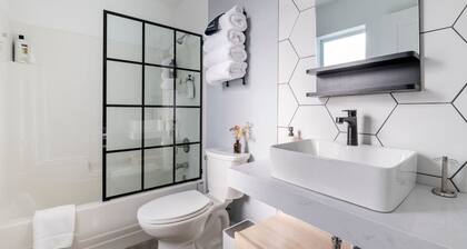 The Gallery House- Hot Tub and Designer Home