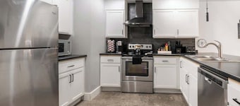 Gallery House: Designer Home-Hot Tub-Campfire-EV