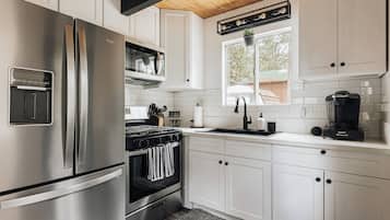 雪櫃、微波爐、焗爐、爐具