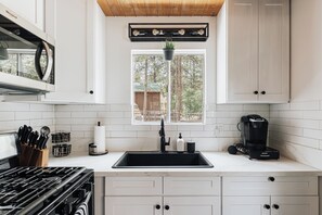 Refrigerador, microondas, horno, placa de cocina