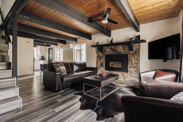 Smart TV, chimenea, videojuegos