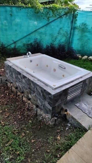 Bain à remous extérieur