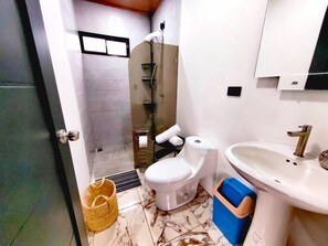 Serviettes fournies, savon, papier toilette