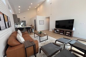 Smart TV, libros, monitor de computadora y impresora 