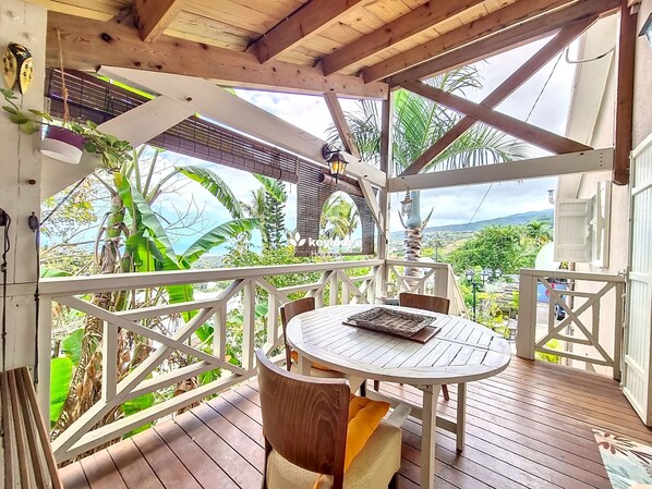 Outdoor dining - Casa Marine – F3 with Jacuzzi – Saint-Paul (Saint-Paul)