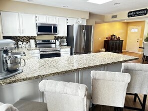 冷蔵庫、電子レンジ、オーブン、コンロ