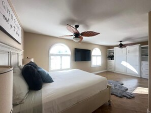 3 habitaciones, tabla de planchar con plancha, wifi y ropa de cama 