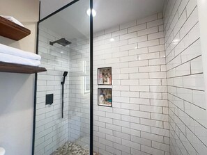 Ducha, secador de pelo, toallas, jabón