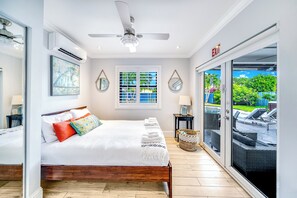 3 soverom, skrivebord, strykejern/-brett og reiseseng for barn