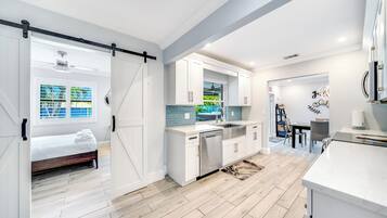 3 多间卧室、办公桌、熨斗/熨衣板、旅行婴儿床