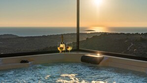 A hot tub with a sunset view, a bottle of champagne, and a glass of wine. - Luxury Villa Eloria with Pool (Rogoznica)