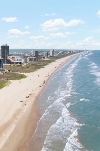 TheGlamPad! Views to dunes, ocean, SpaceX. Steps to the beach. Family-friendly